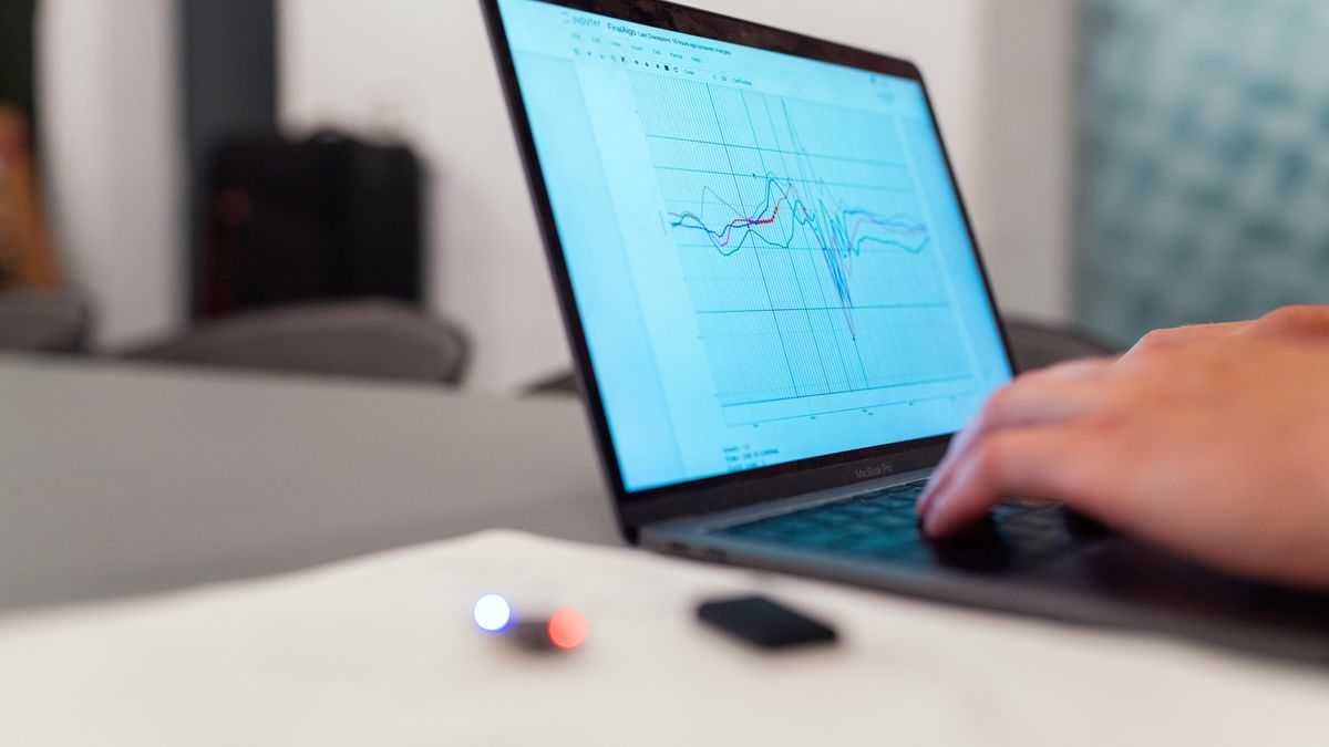 Portátil mostrando un gráfico de líneas con la evolución de una serie de datos
